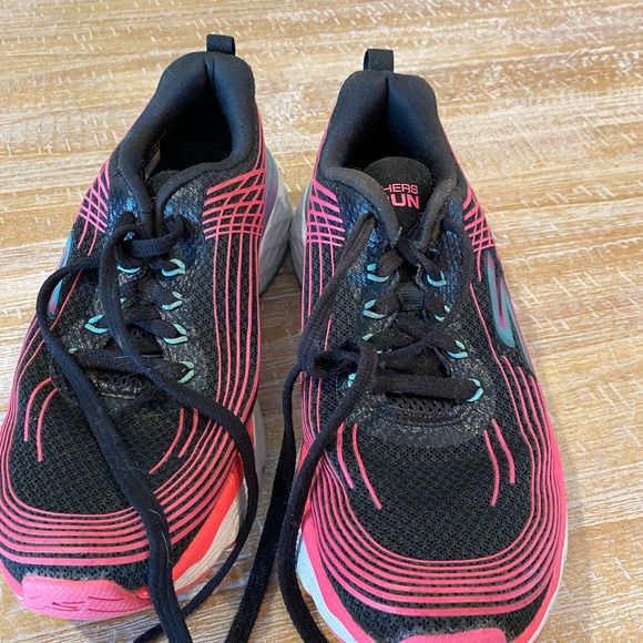 nike air cooled running shoes - Picture 3 of 3